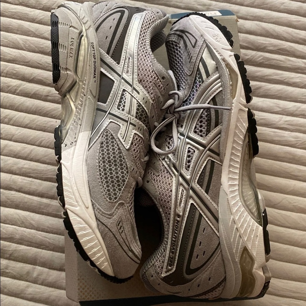 ASICS - Picture 2 of 5